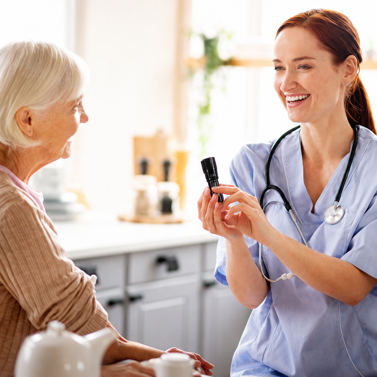 Nurse showing the Illumivein® vein finder to a patient at home